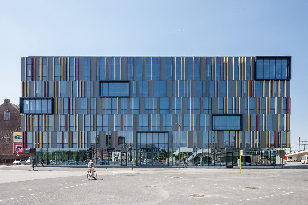 比利时 Aalst 邮局遗址改造，现代办公建筑融入历史工业遗迹