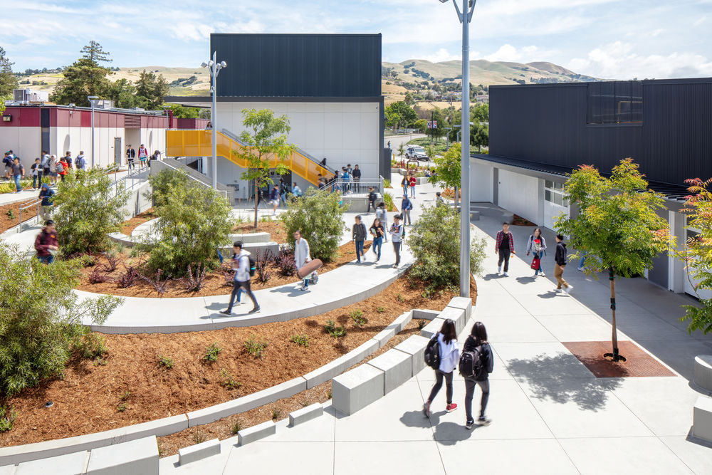 Piedmont Hills High School Science and Life Skills Complex | 现代节能的斜坡学习空间