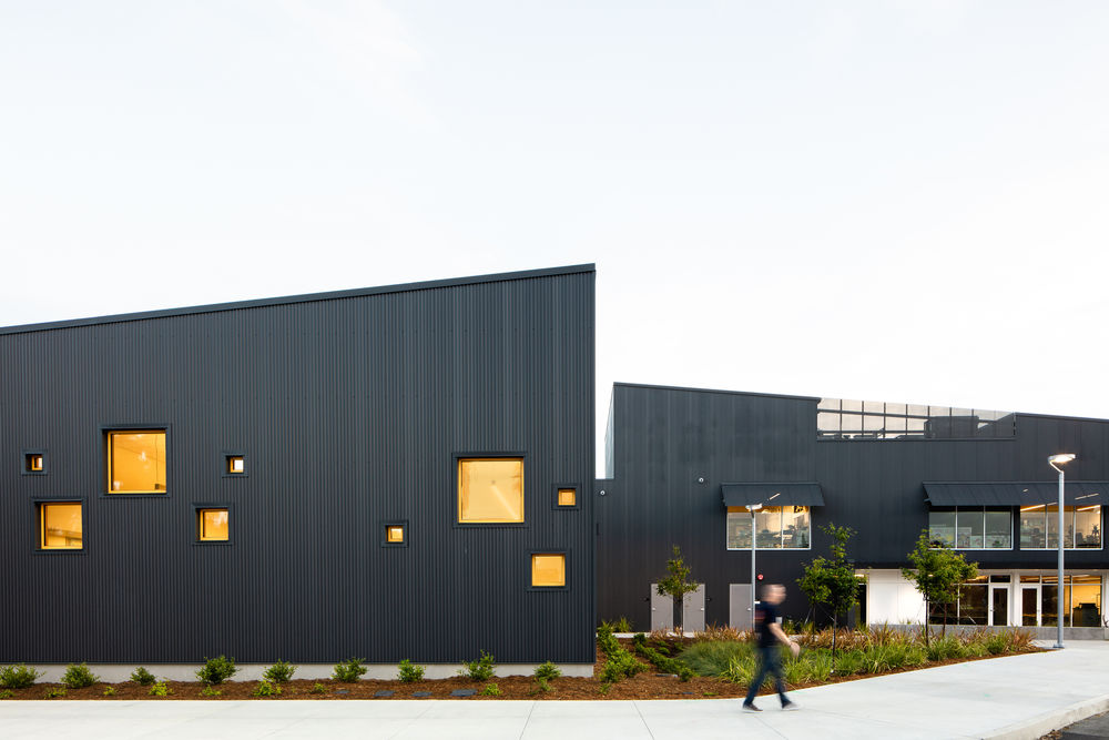 Piedmont Hills High School Science and Life Skills Complex | 现代节能的斜坡学习空间