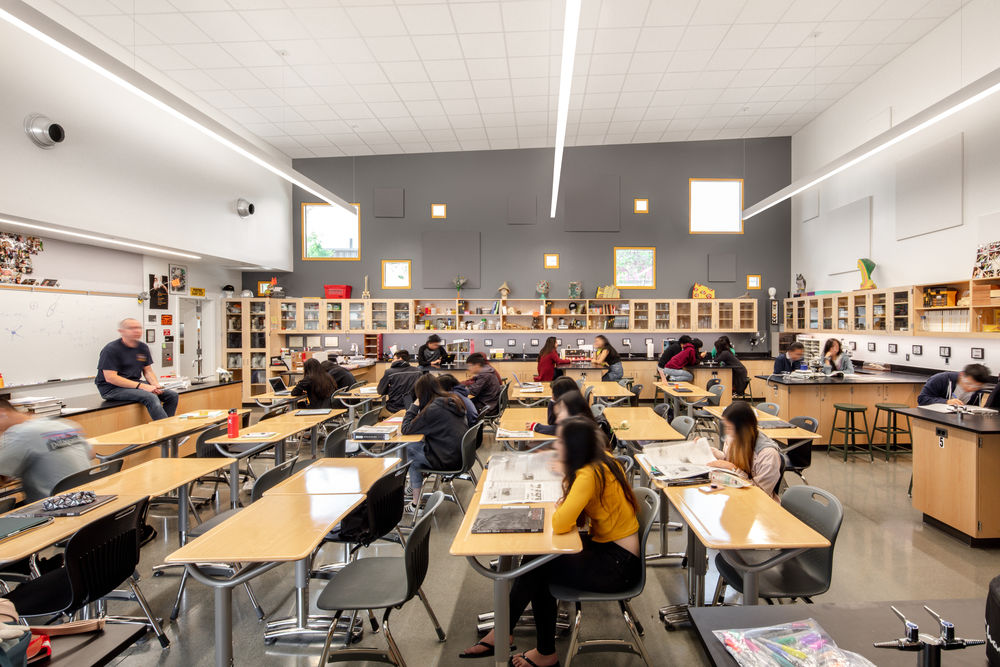 Piedmont Hills High School Science and Life Skills Complex | 现代节能的斜坡学习空间