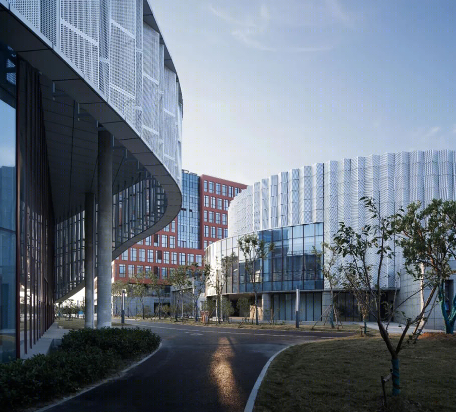 宁波大学科技学院 | 从地下通道到下沉广场的校园空间重构