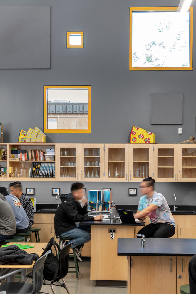 Piedmont Hills High School Science and Life Skills Complex | 现代节能的斜坡学习空间