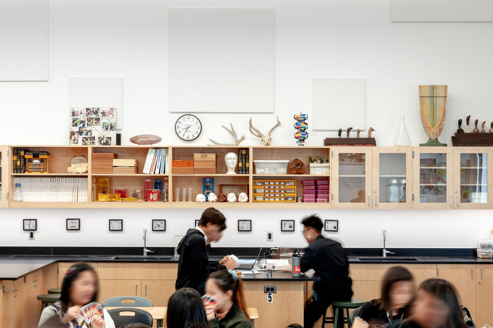 Piedmont Hills High School Science and Life Skills Complex | 现代节能的斜坡学习空间
