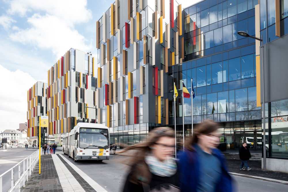 比利时 Aalst 邮局遗址改造，现代办公建筑融入历史工业遗迹