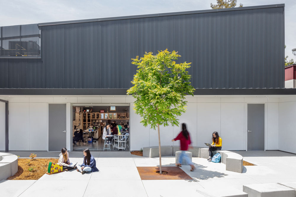 Piedmont Hills High School Science and Life Skills Complex | 现代节能的斜坡学习空间