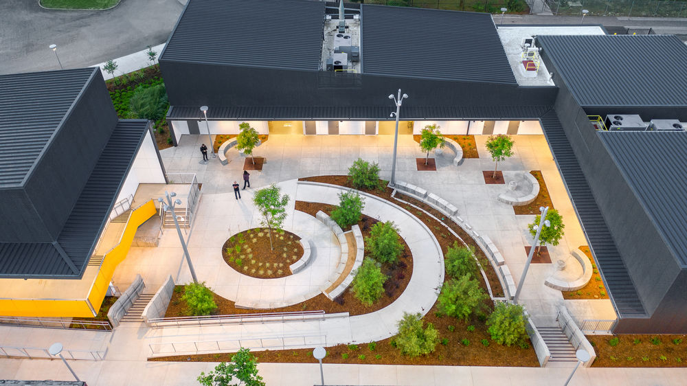 Piedmont Hills High School Science and Life Skills Complex | 现代节能的斜坡学习空间