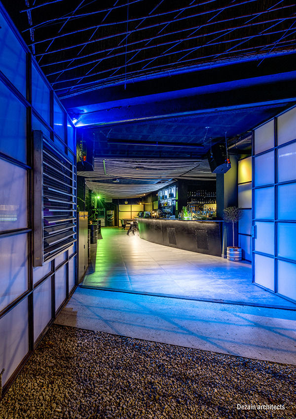 Dezain Architects 打造工业风酒吧 | 自然光影营造温馨氛围