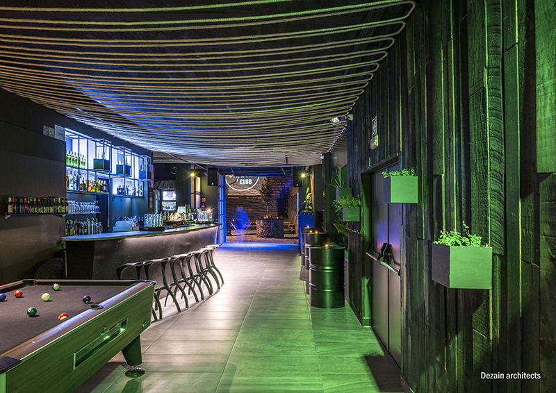 Dezain Architects 打造工业风酒吧 | 自然光影营造温馨氛围