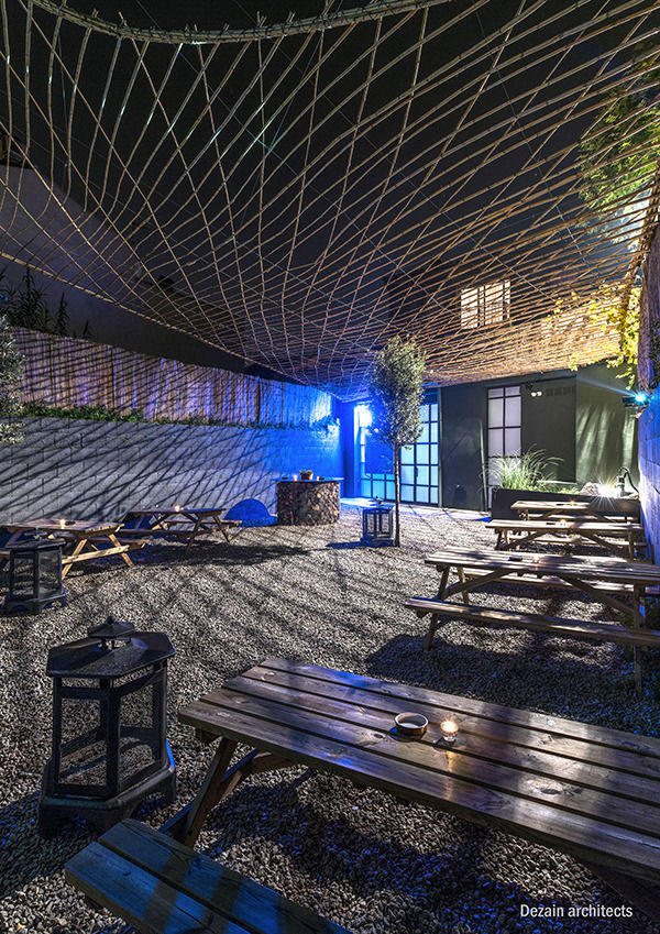 Dezain Architects 打造工业风酒吧 | 自然光影营造温馨氛围