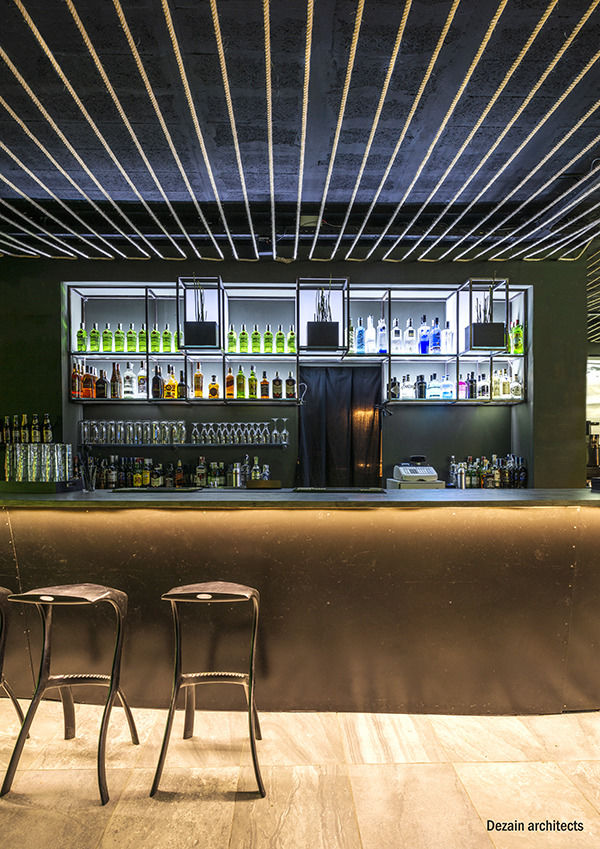 Dezain Architects 打造工业风酒吧 | 自然光影营造温馨氛围