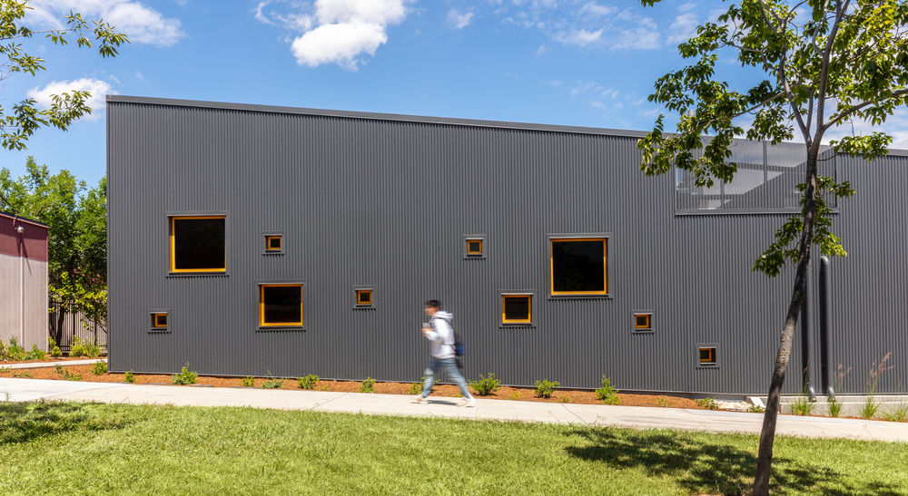 Piedmont Hills High School Science and Life Skills Complex | 现代节能的斜坡学习空间