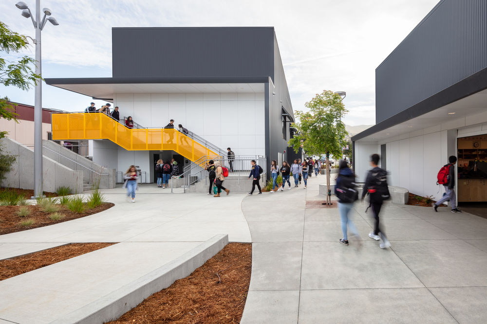 Piedmont Hills High School Science and Life Skills Complex | 现代节能的斜坡学习空间