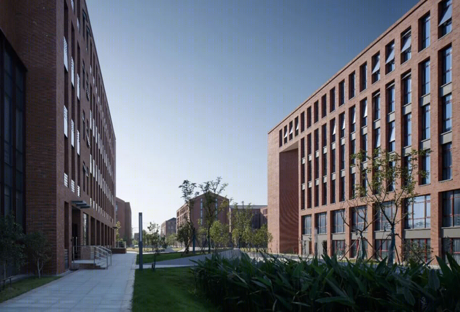 宁波大学科技学院 | 从地下通道到下沉广场的校园空间重构