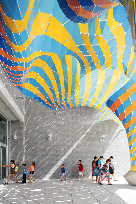 美国德州游泳馆“侯爵”建筑 | 铝结构与鲜艳天篷的完美结合
