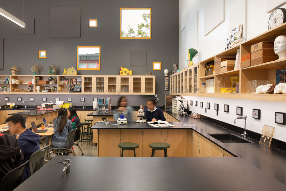 Piedmont Hills High School Science and Life Skills Complex | 现代节能的斜坡学习空间