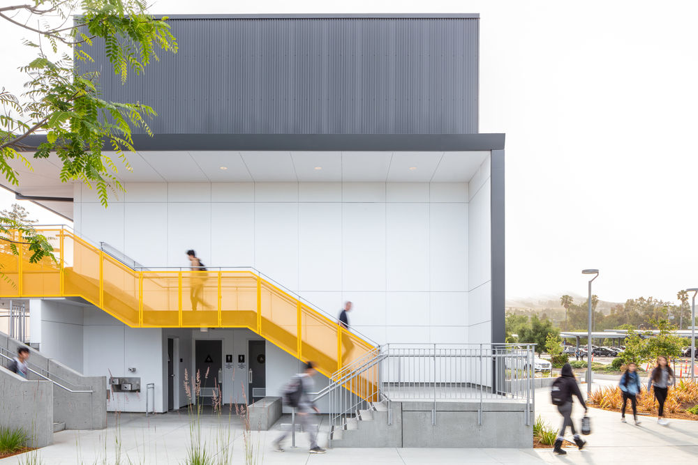 Piedmont Hills High School Science and Life Skills Complex | 现代节能的斜坡学习空间