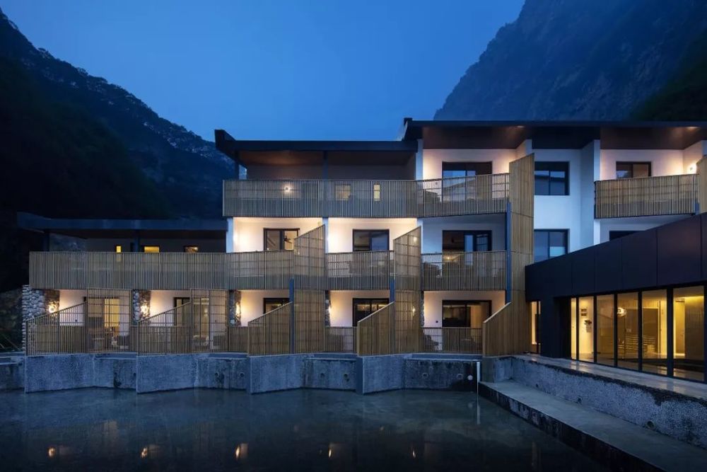 少华山石门半山度假酒店 | 石头与木条的生态共生设计