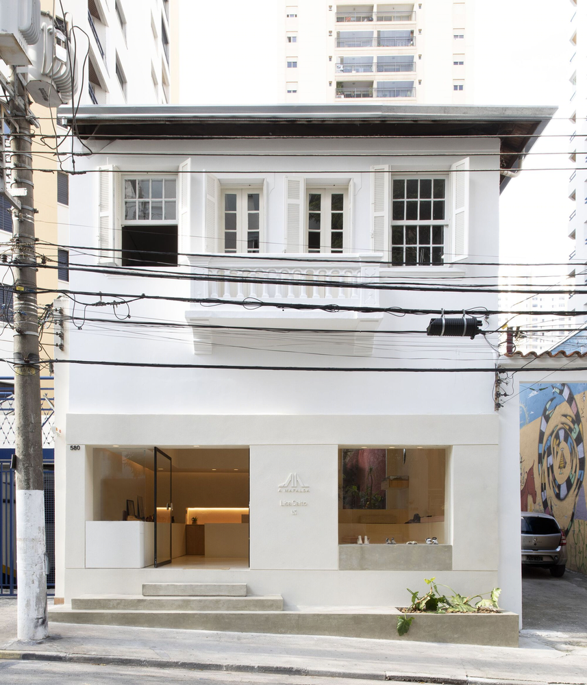 AR Arquitetos 打造融贯环境的鞋店设计