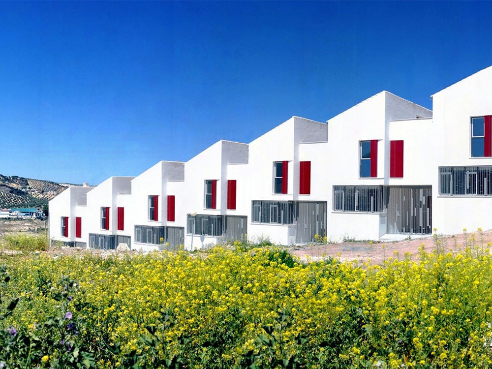 西班牙 Iznajar 村 18 间社会住宅 | 自然光线与传统布局的完美结合
