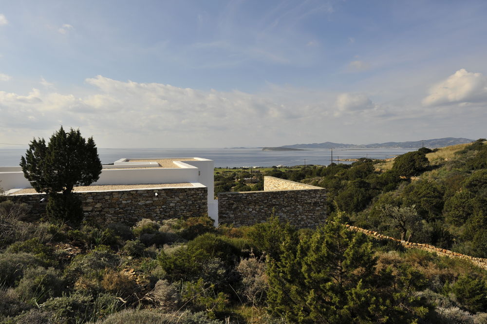 希腊 Paros 岛别墅建筑，融于景观的简约设计