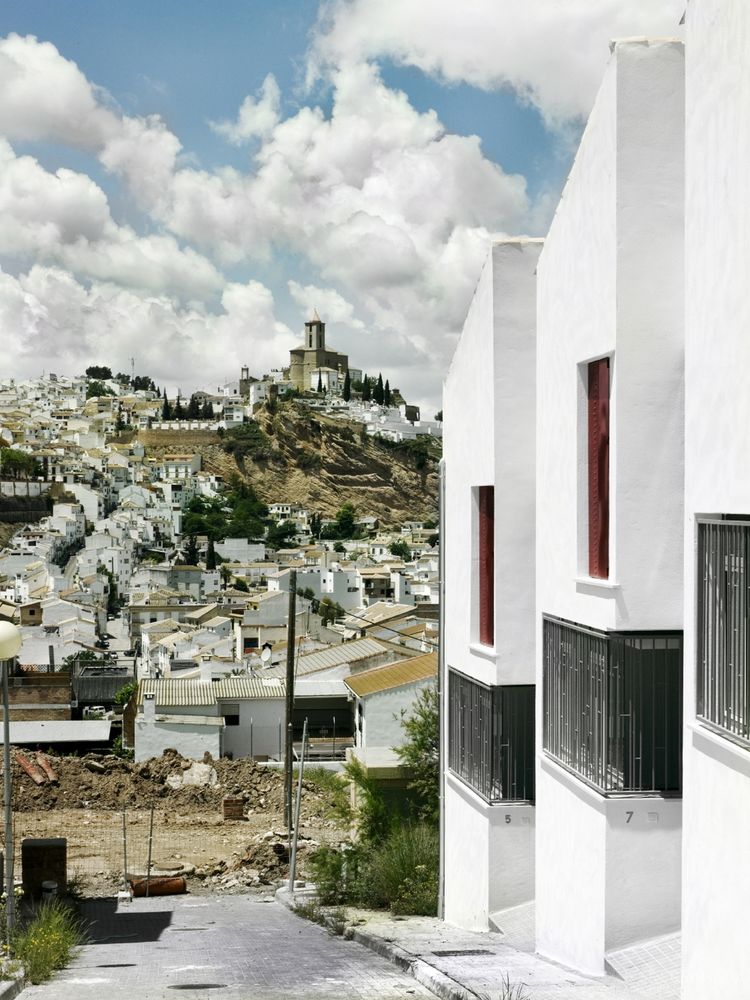 西班牙 Iznajar 村 18 间社会住宅 | 自然光线与传统布局的完美结合