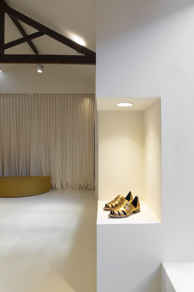 AR Arquitetos 打造融贯环境的鞋店设计