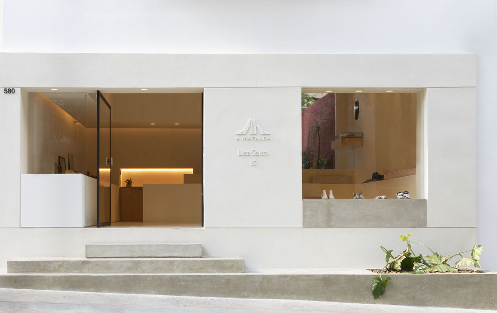 AR Arquitetos 打造融贯环境的鞋店设计