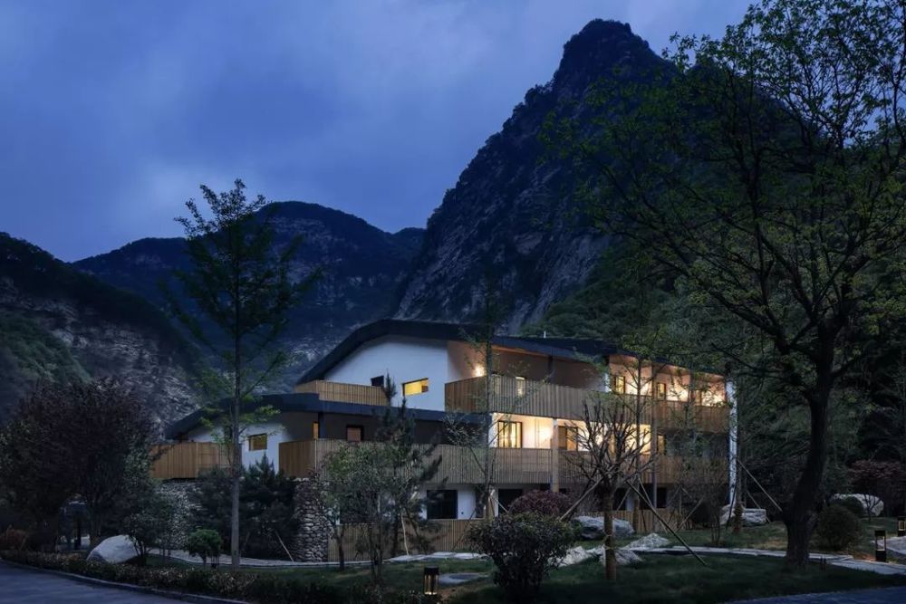 少华山石门半山度假酒店 | 石头与木条的生态共生设计