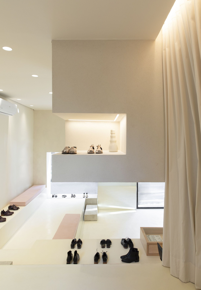 AR Arquitetos 打造融贯环境的鞋店设计