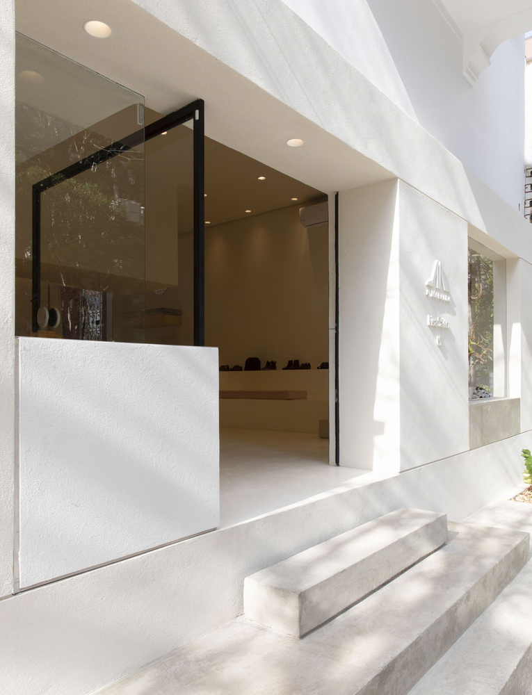 AR Arquitetos 打造融贯环境的鞋店设计