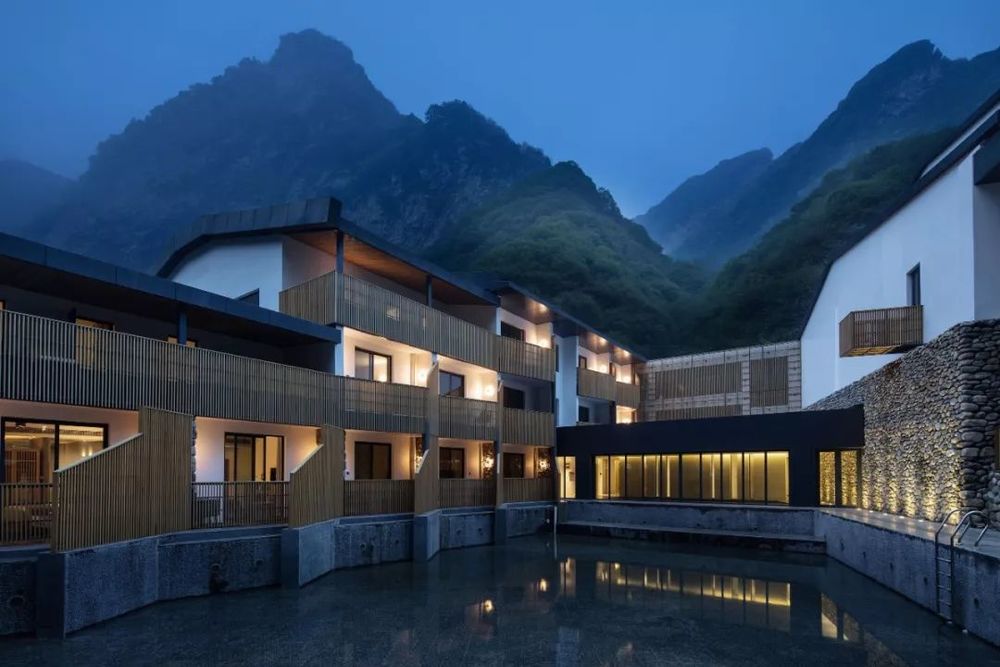 少华山石门半山度假酒店 | 石头与木条的生态共生设计