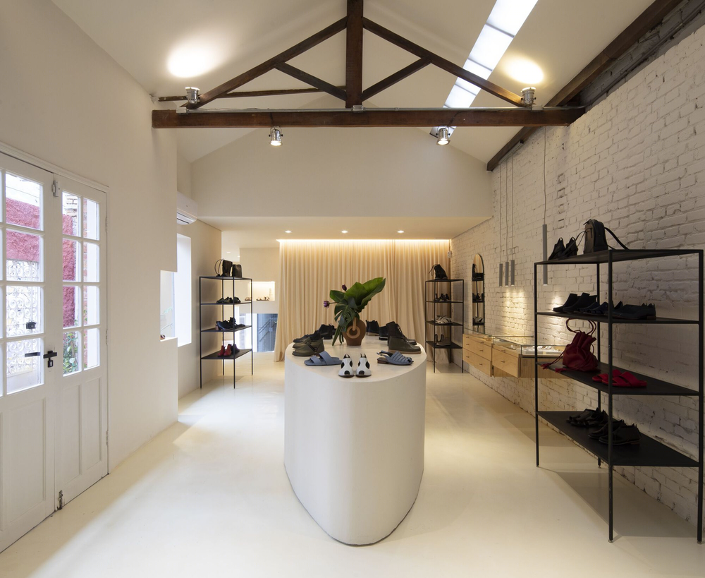AR Arquitetos 打造融贯环境的鞋店设计