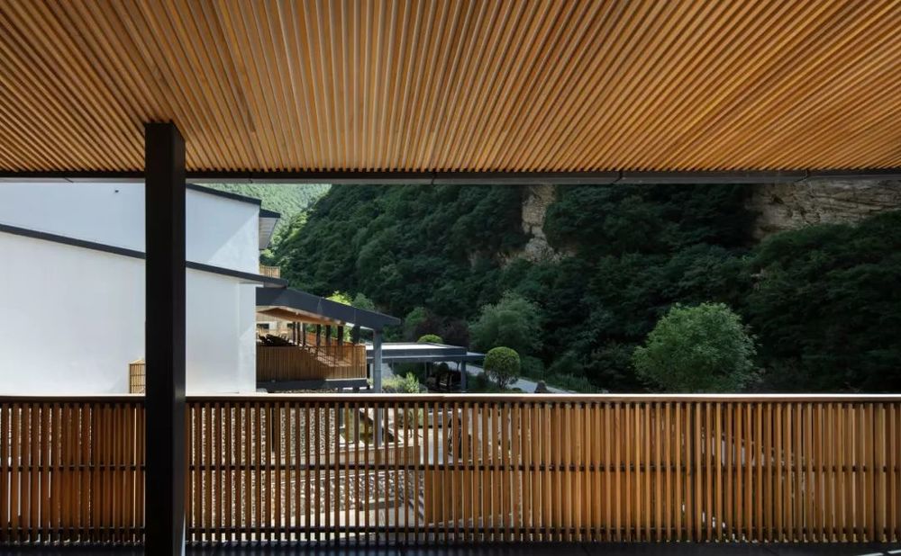 少华山石门半山度假酒店 | 石头与木条的生态共生设计