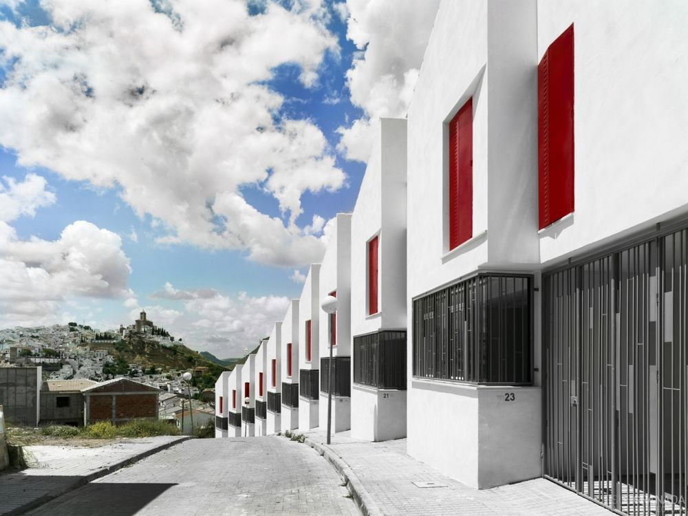 西班牙 Iznajar 村 18 间社会住宅 | 自然光线与传统布局的完美结合