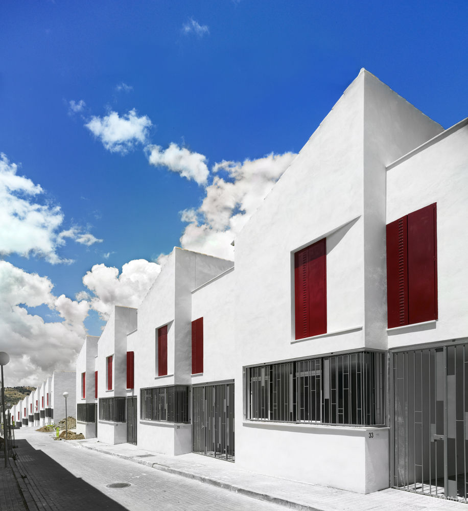 西班牙 Iznajar 村 18 间社会住宅 | 自然光线与传统布局的完美结合