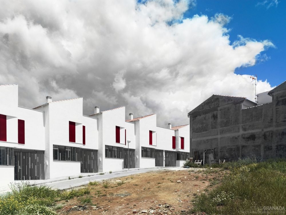 西班牙 Iznajar 村 18 间社会住宅 | 自然光线与传统布局的完美结合
