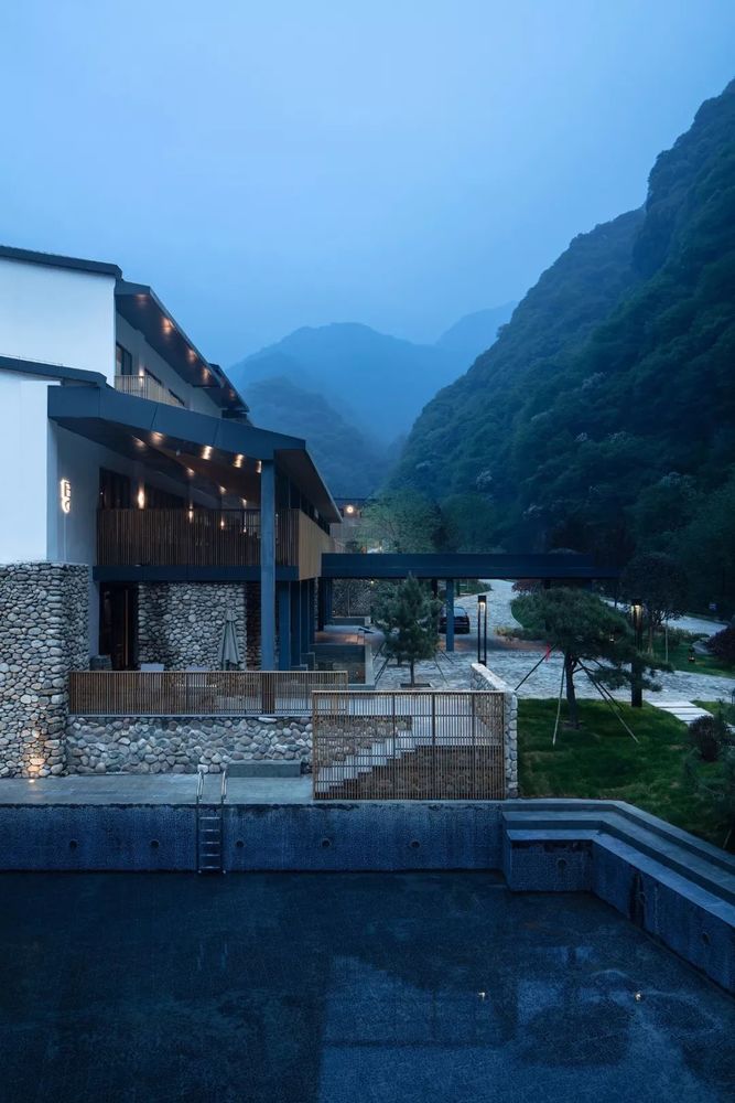 少华山石门半山度假酒店 | 石头与木条的生态共生设计