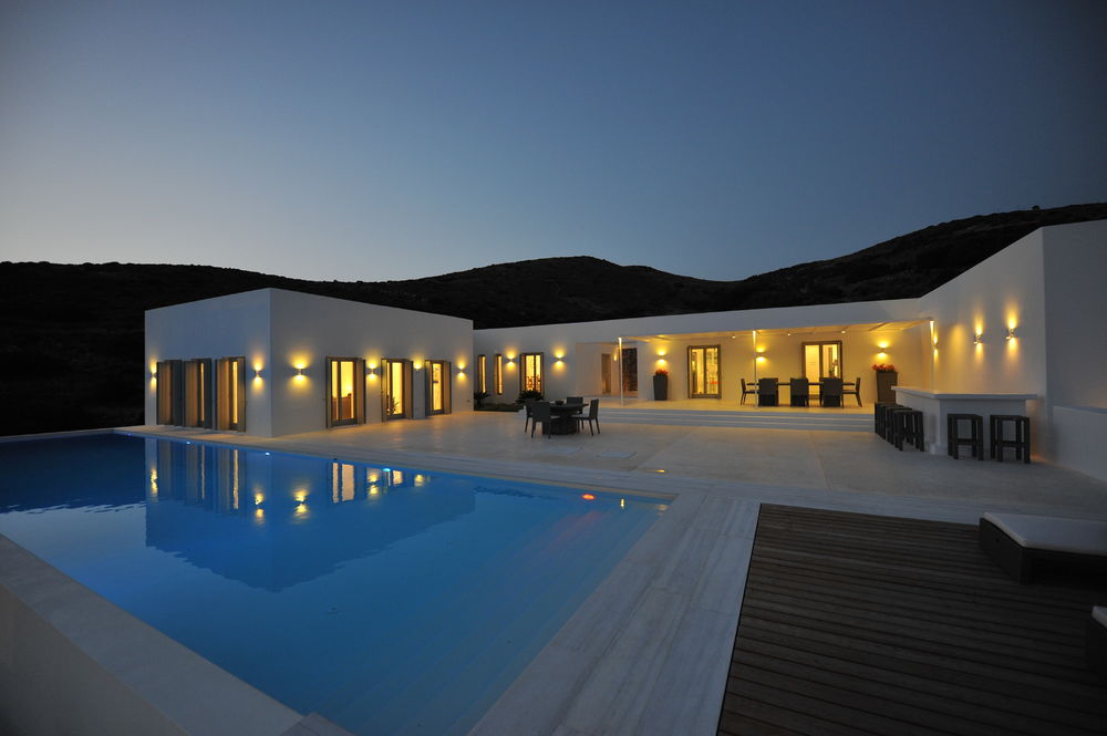 希腊 Paros 岛别墅建筑，融于景观的简约设计
