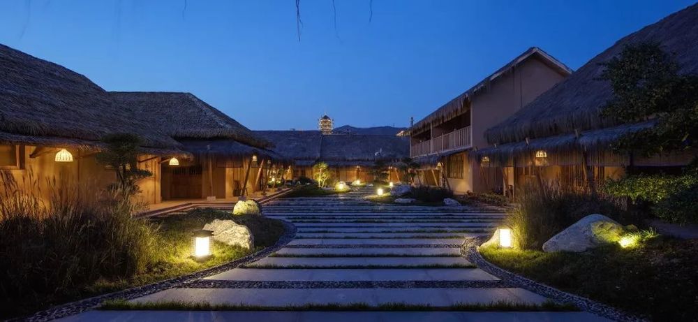 少华山石门半山度假酒店 | 石头与木条的生态共生设计