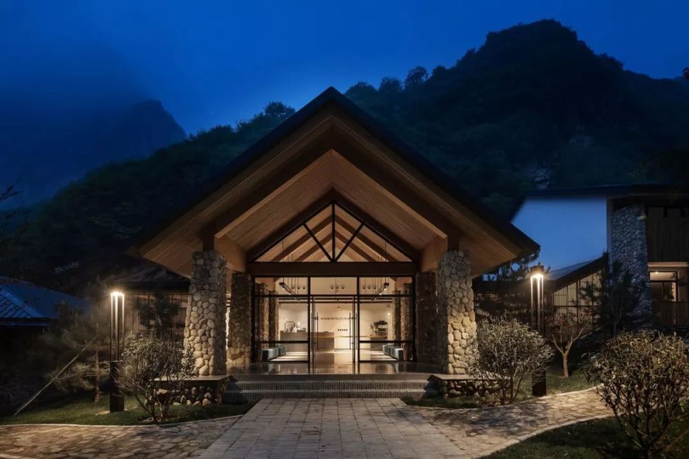 少华山石门半山度假酒店 | 石头与木条的生态共生设计
