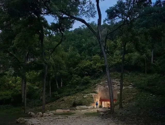 美国德克萨斯州丘陵区洞穴酒窖——自然与人工的完美融合