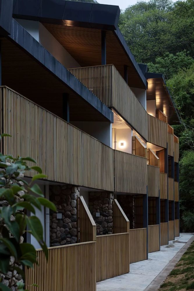 少华山石门半山度假酒店 | 石头与木条的生态共生设计