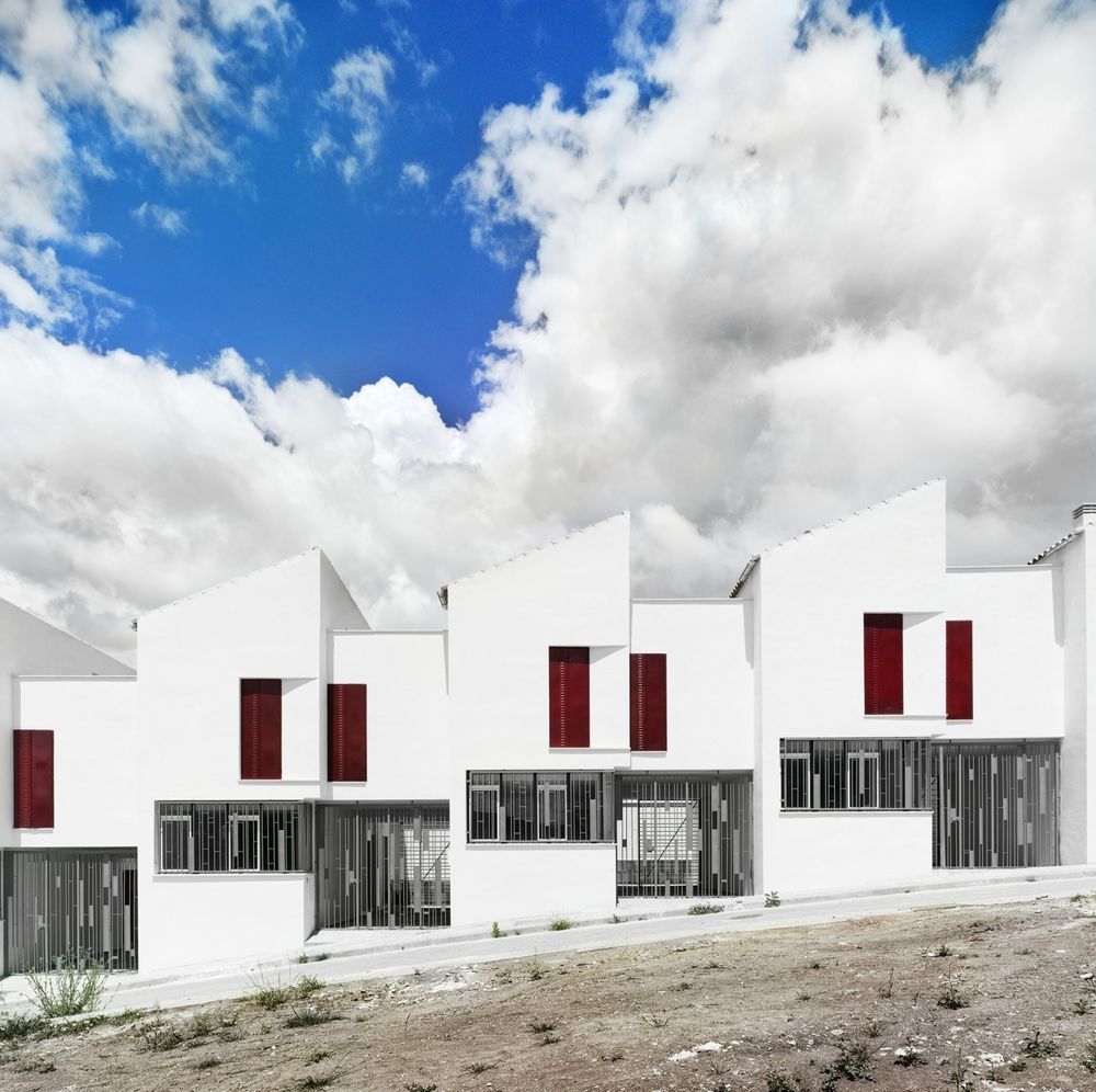 西班牙 Iznajar 村 18 间社会住宅 | 自然光线与传统布局的完美结合