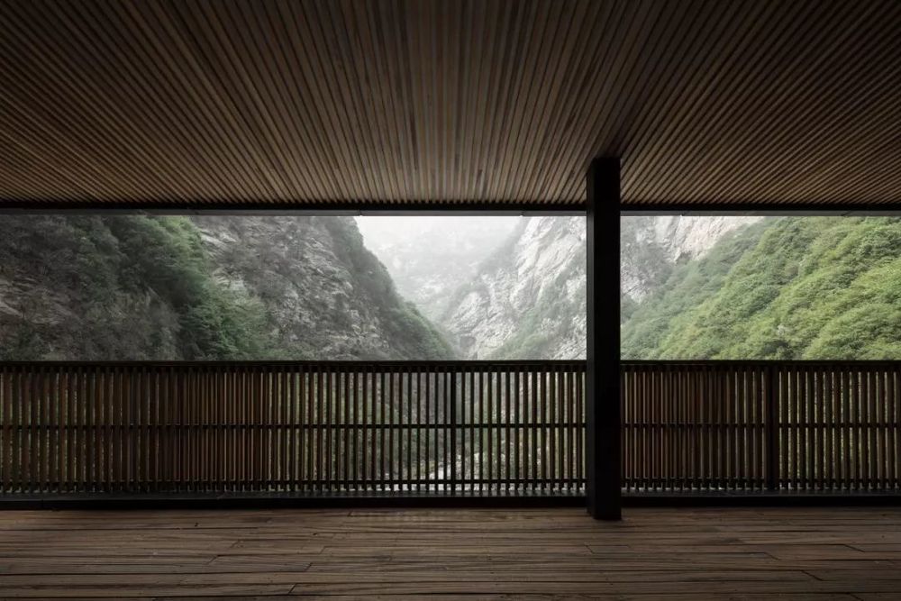 少华山石门半山度假酒店 | 石头与木条的生态共生设计