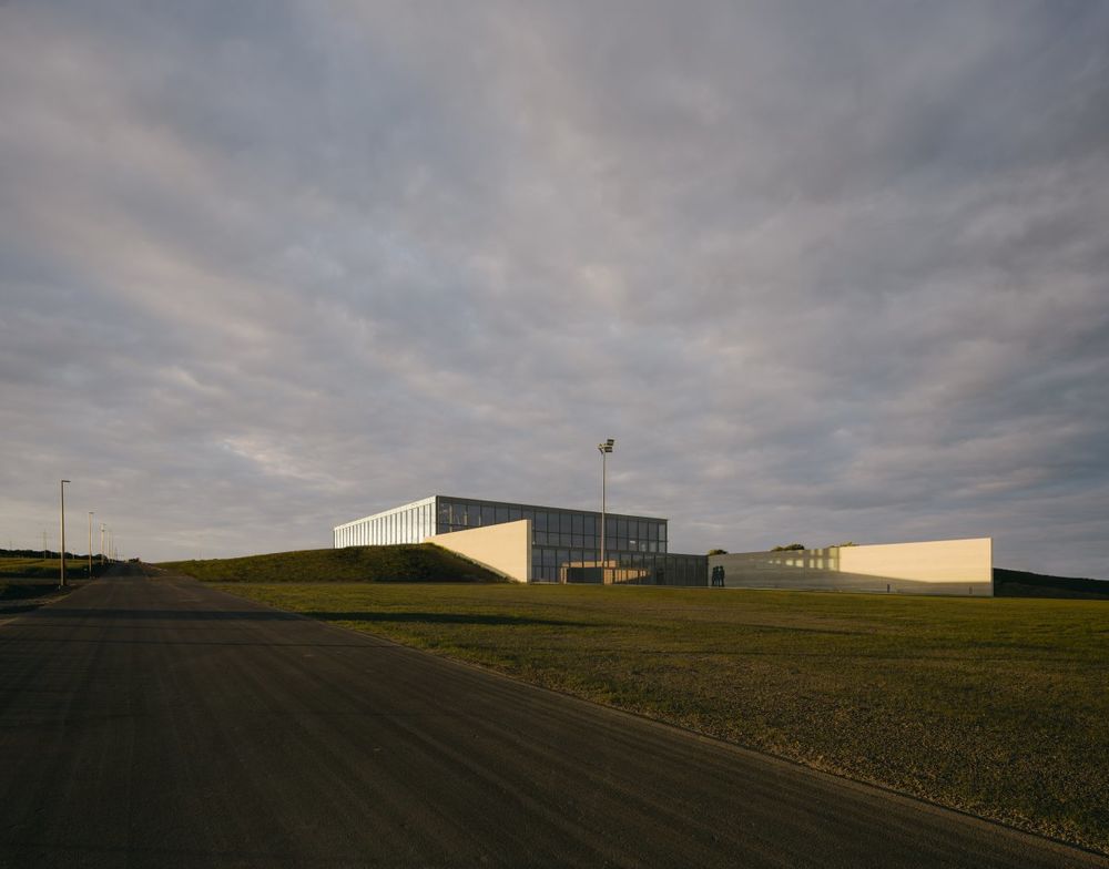 David Chipperfield 打造嵌入景观的 Wurth 公司活动中心