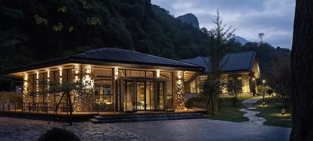 少华山石门半山度假酒店 | 石头与木条的生态共生设计