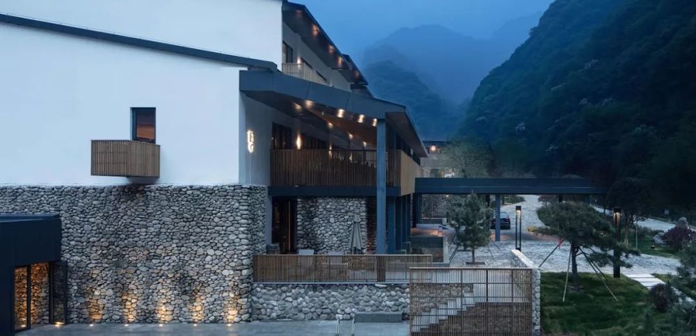 少华山石门半山度假酒店 | 石头与木条的生态共生设计