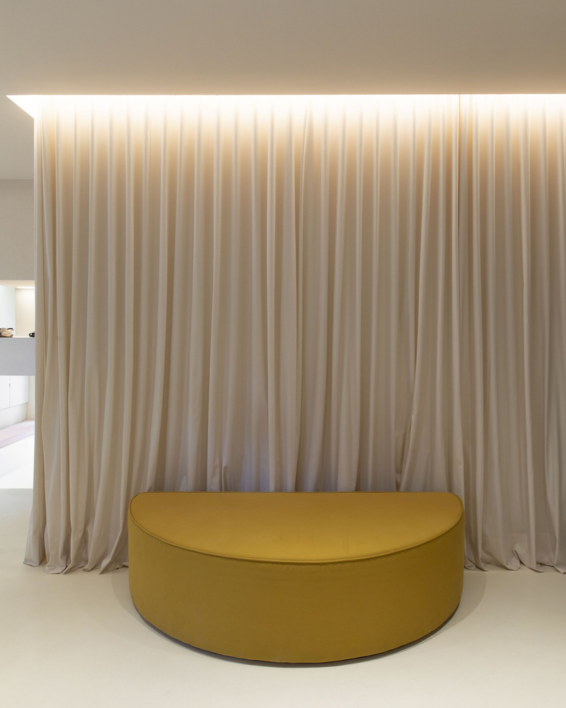 AR Arquitetos 打造融贯环境的鞋店设计