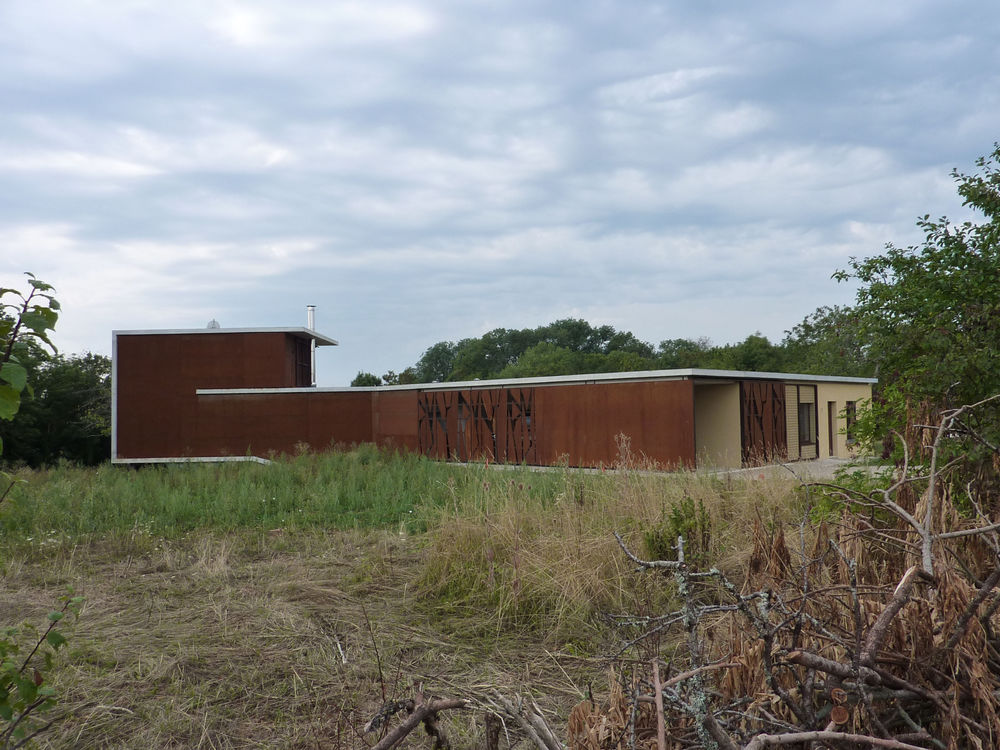 YONNE 地区的现代住宅，融入自然的景观设计