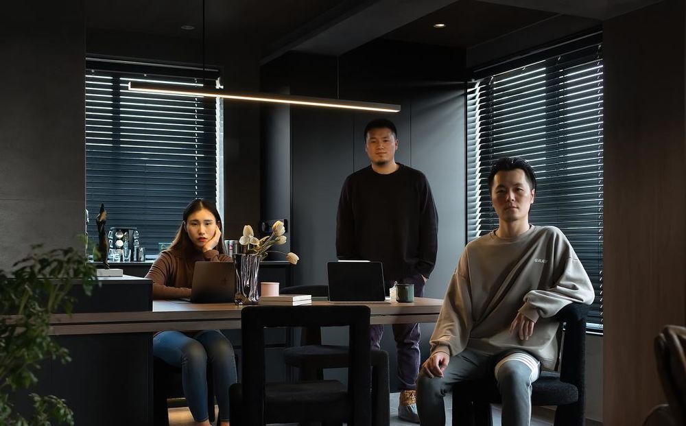 暗黑系住宅改造，私密性与舒适性完美平衡